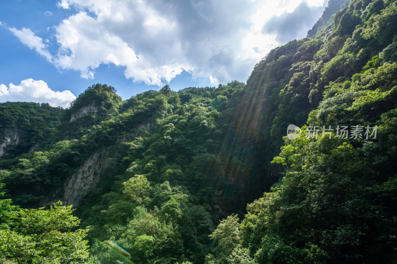 蓝天白云下的大山峡谷