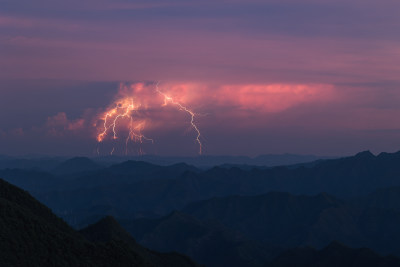 杭州淳安屏门乡山顶天边火烧云闪电