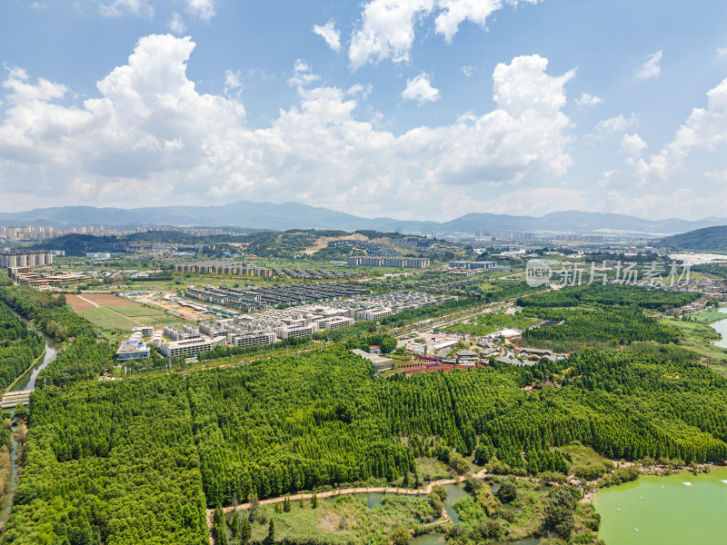 航拍滇池旁的昆明市城市风光