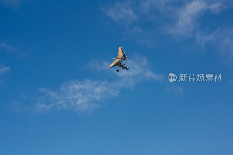 蓝天白云飞翔的滑翔机