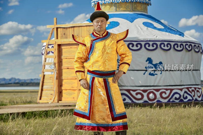 草原上蒙古包前身穿蒙古族传统服饰的男子