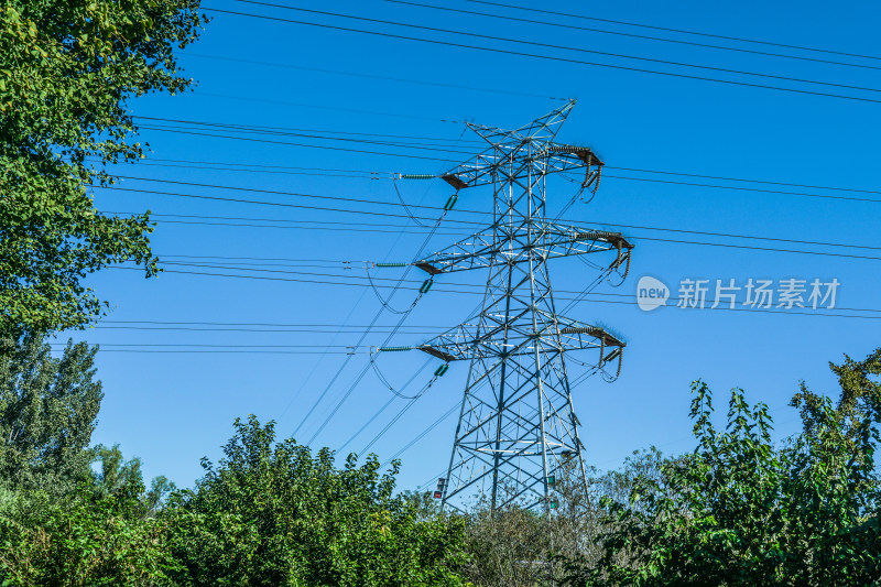 高电压输电线路铁塔