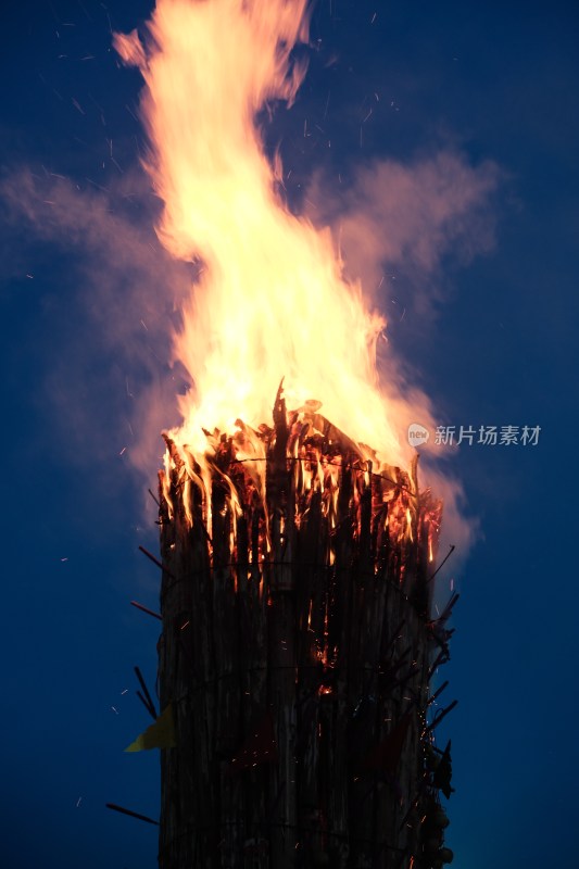 云南大理火把节夜晚熊熊燃烧的篝火