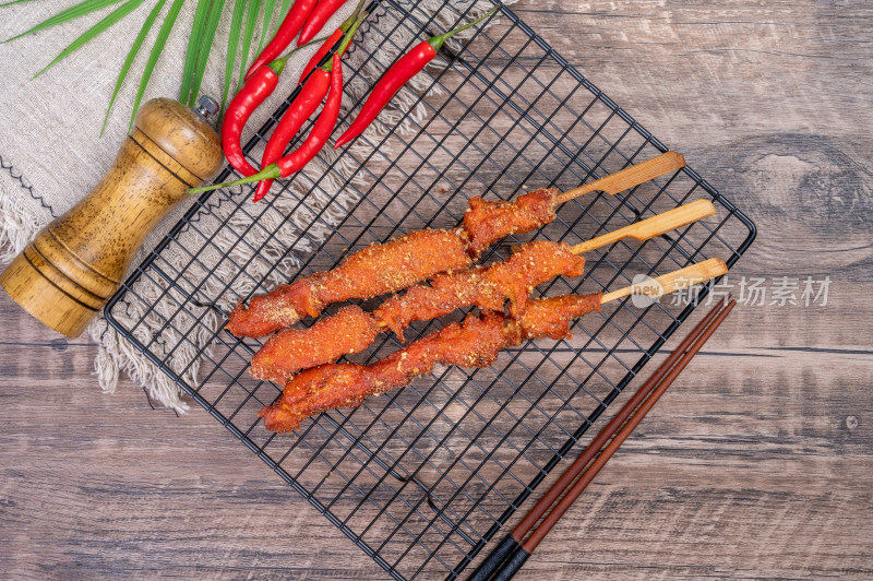 木制桌面上的美味骨肉相连炸串