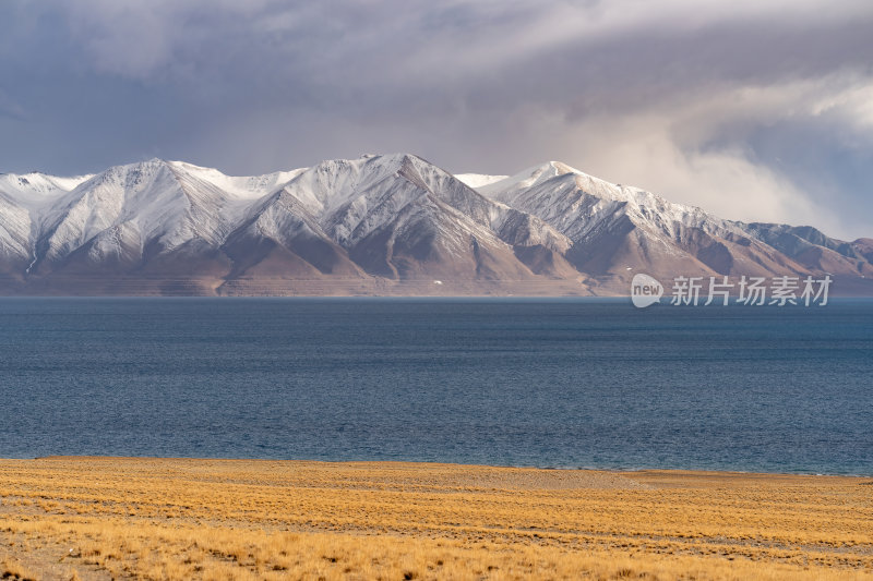 西藏阿里地区当若雍措雪山湖泊的壮阔景色