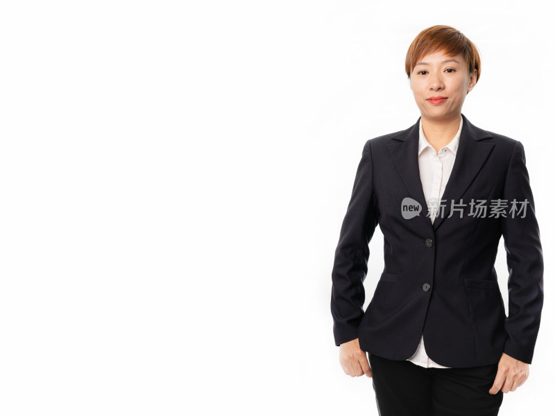 白色背景前着职业装的年轻中国女性