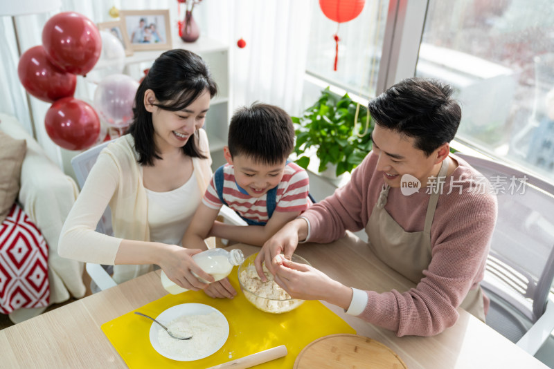 快乐的年轻家庭和面