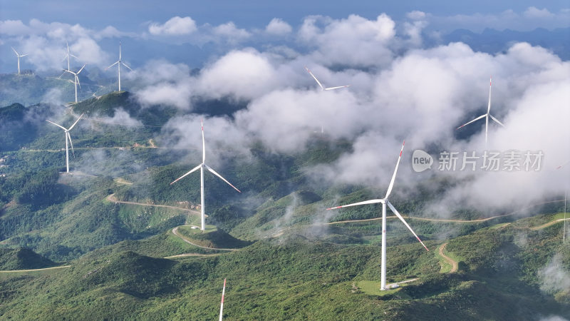 山峦间的风力发电场 云海中绿色能源