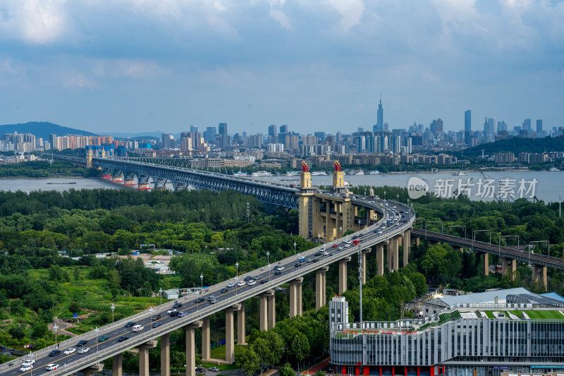 台风天的南京长江大桥与主城区