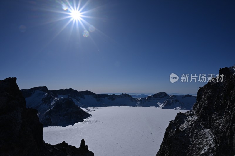 阳光下的雪山壮丽景色