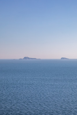 烟台月亮湾第一海水浴场海天海水相间景观