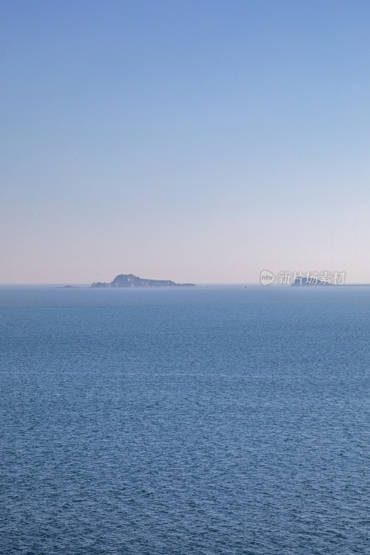 烟台月亮湾第一海水浴场海天海水相间景观