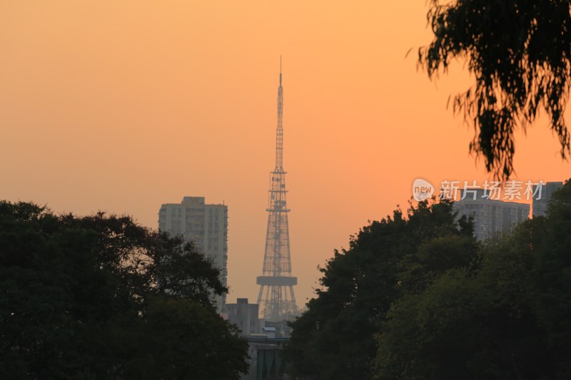 夕阳下的城市电视塔景观