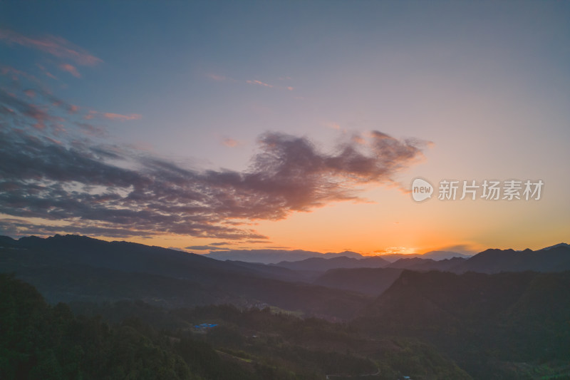 夕阳西下山峦倒影风景