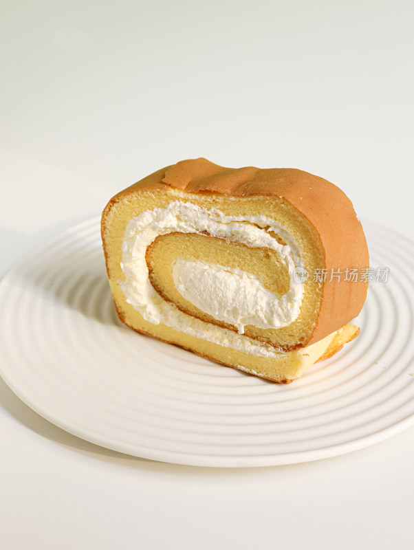 白色桌面碟子中的甜点面包