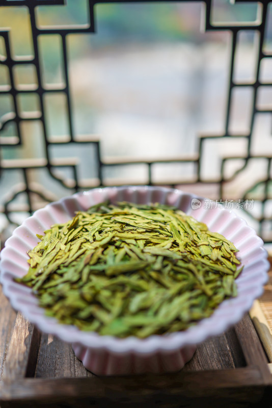 放在桌子上的茶与茶叶