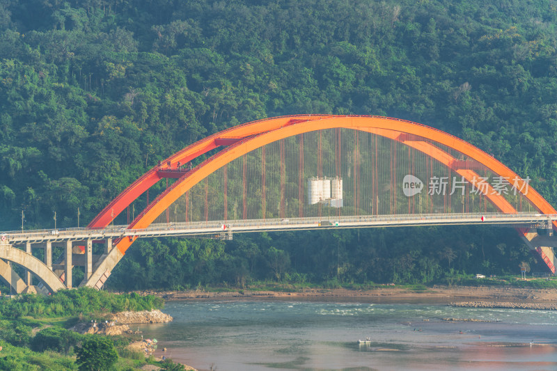 橙色拱形桥横跨水面连接两岸的风景