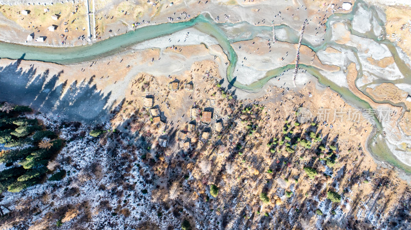 四川阿坝理小路的山区秋日风景