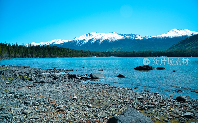 新疆阿勒泰喀纳斯湖山峰湖景自然风光