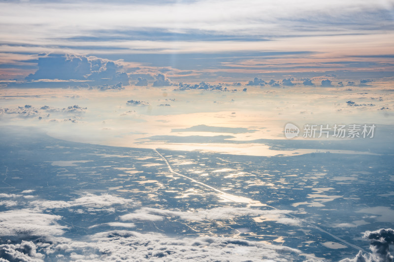 飞机窗户外的天空云景