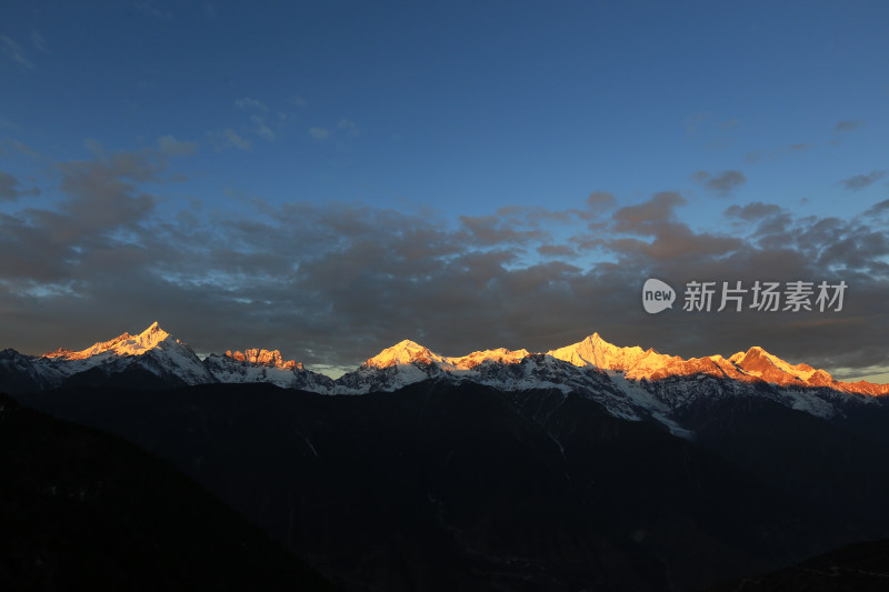 云南梅里雪山日照金山壮丽雪山景观