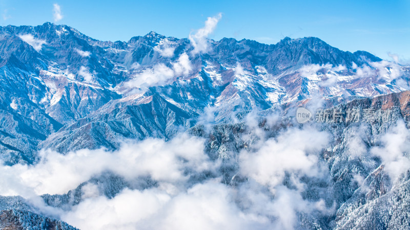 四川成都西岭雪山上空的云海群山航拍