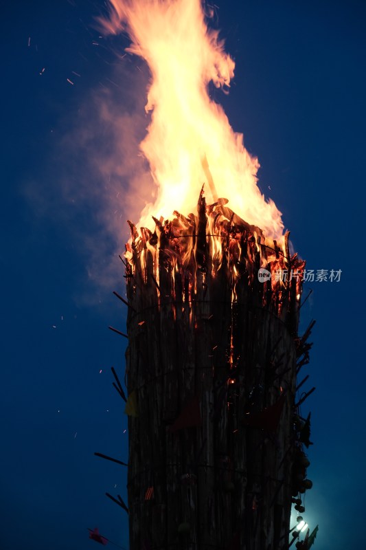 云南大理火把节夜晚熊熊燃烧的篝火