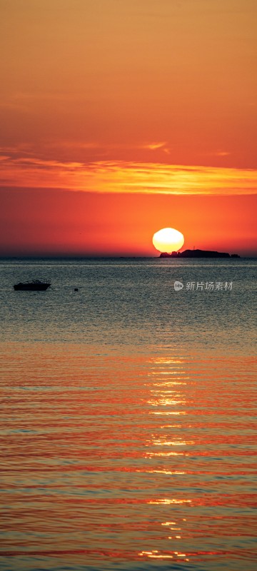 海上日落时分的小船与岛屿