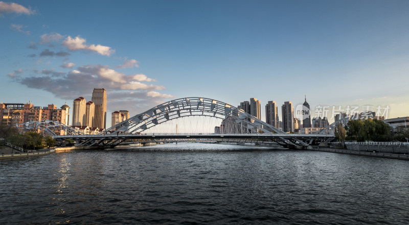 河滨城市中造型独特的桥梁风景