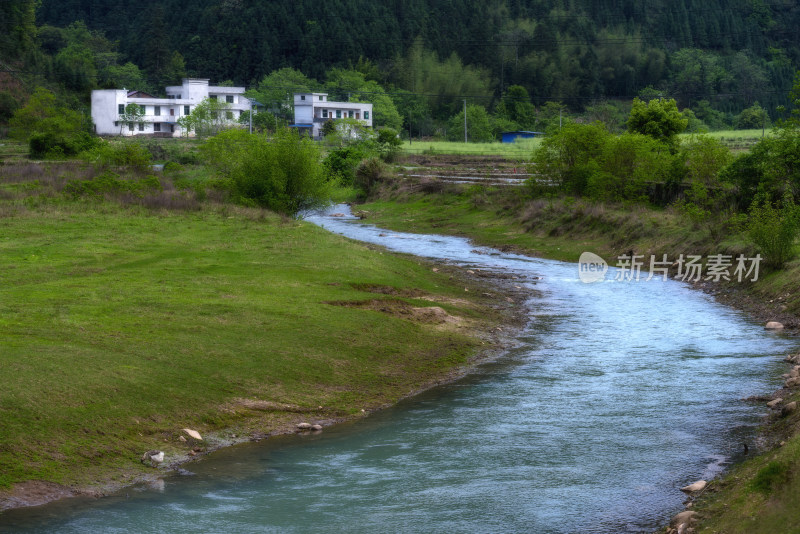 村庄里的小河