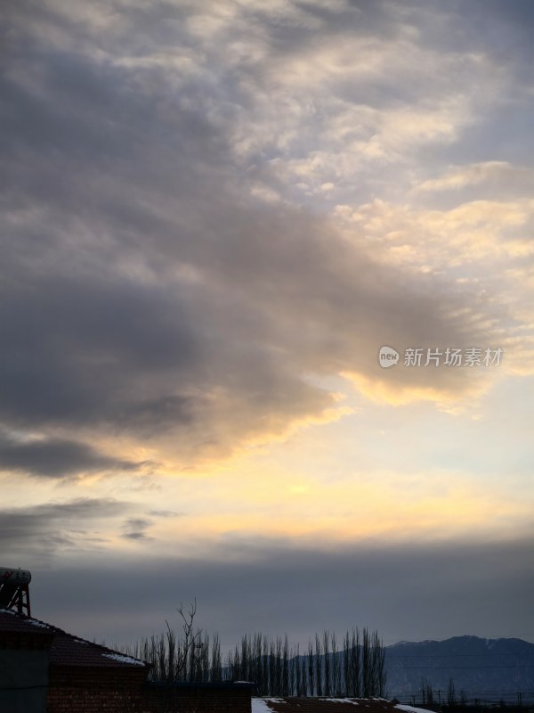 夕阳下带房屋远山的天空