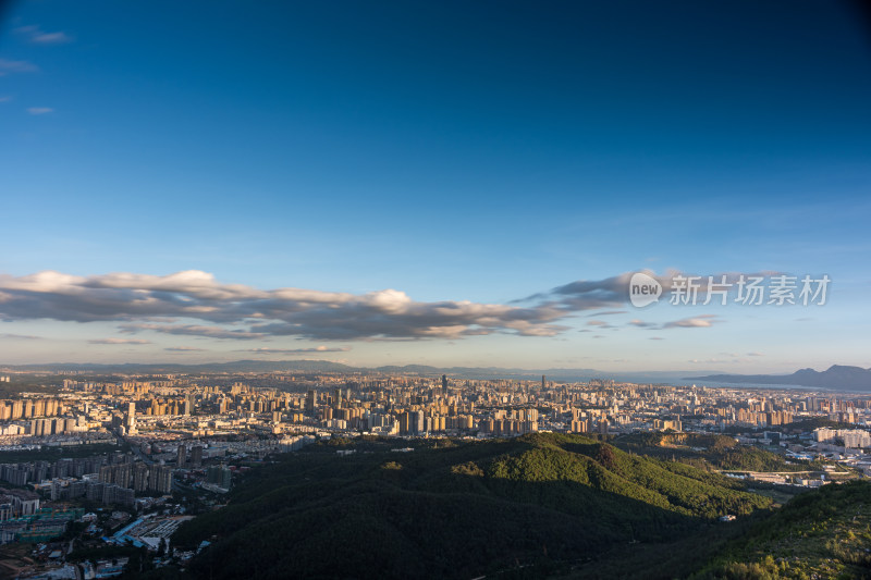 山顶俯瞰城市全景风光