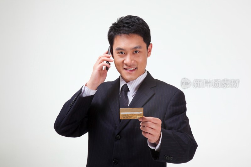 年轻商务男士拿着信用卡