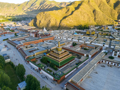 甘肃甘南州拉不楞寺镇景区贡唐宝塔航拍