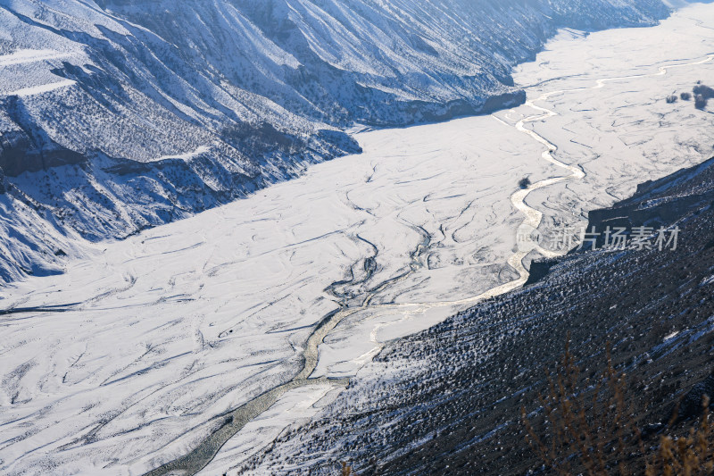 航拍新疆冬季安集海大峡谷雪景雪山山脉河流