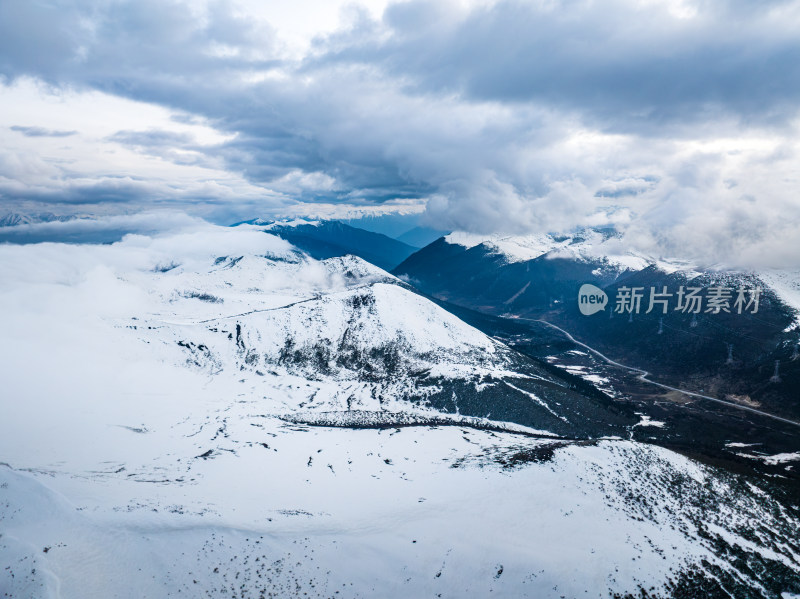 中国西藏高原航拍318国道雪山云海