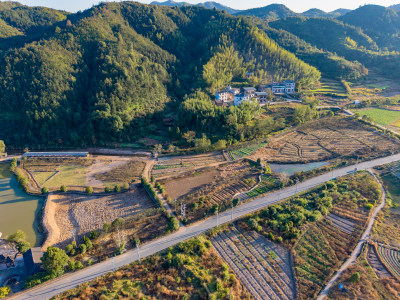 大山农村房屋公路航拍图