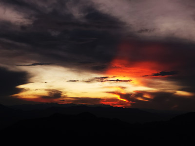 天空晚霞夕阳光线穿过乌云