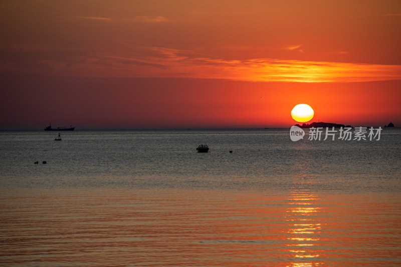 山东烟台第一海上浴场栈桥海上日出景观