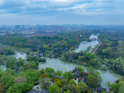 航拍烟雨江南扬州瘦西湖风景区全景