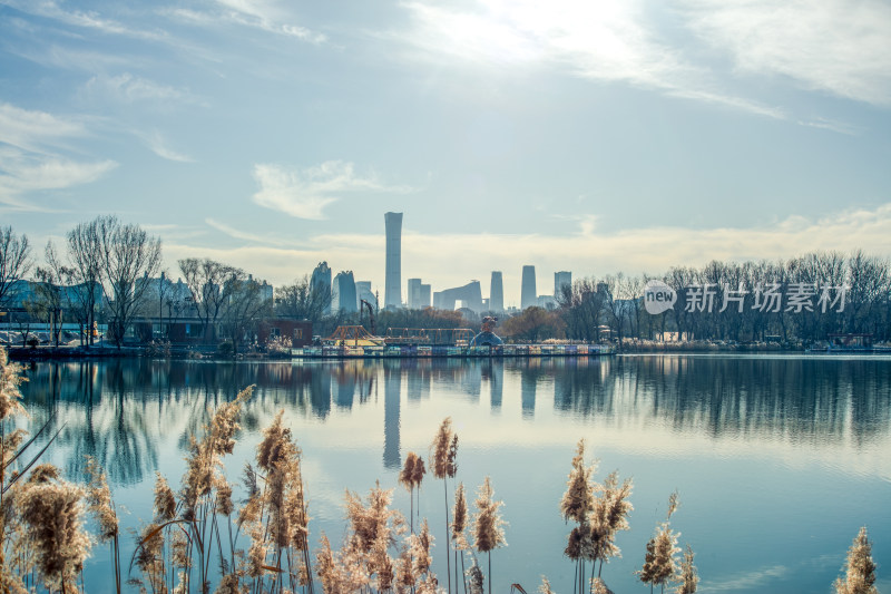 北京朝阳公园内远眺国贸CBD天际线