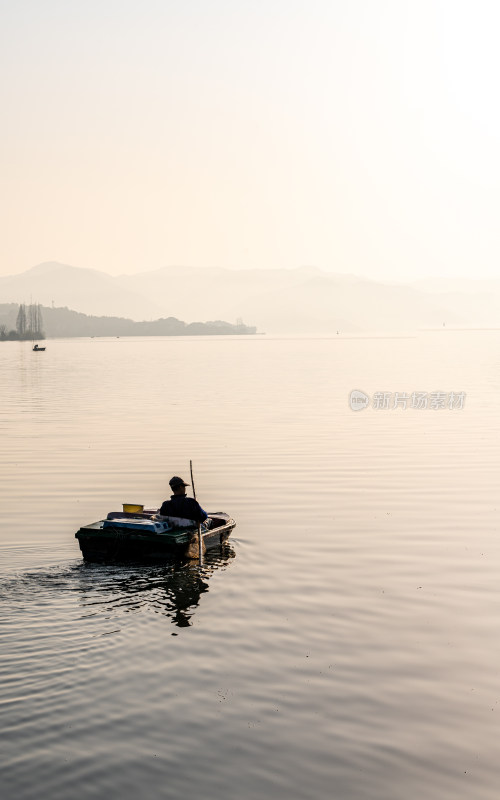 浙江宁波东钱湖晨雾景观