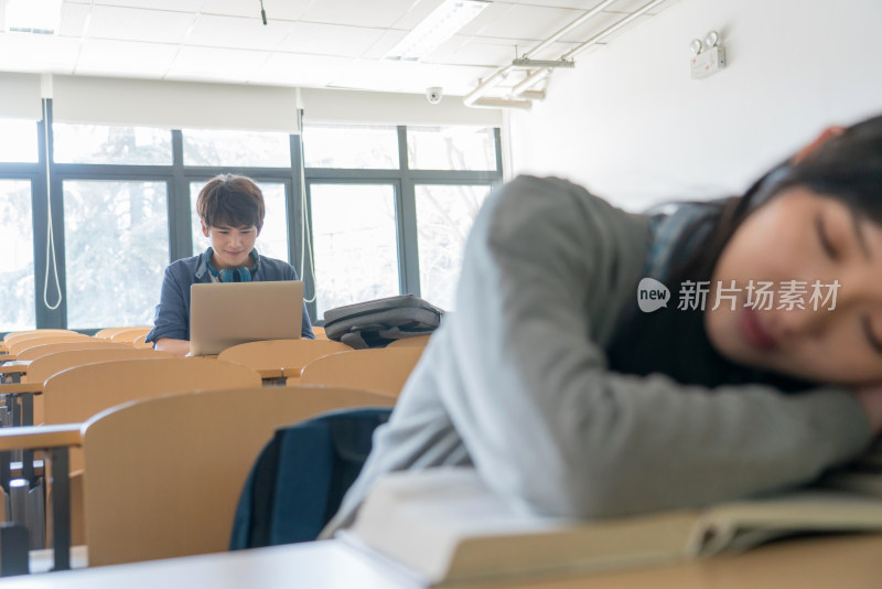 疲劳的大学生在教室里睡觉