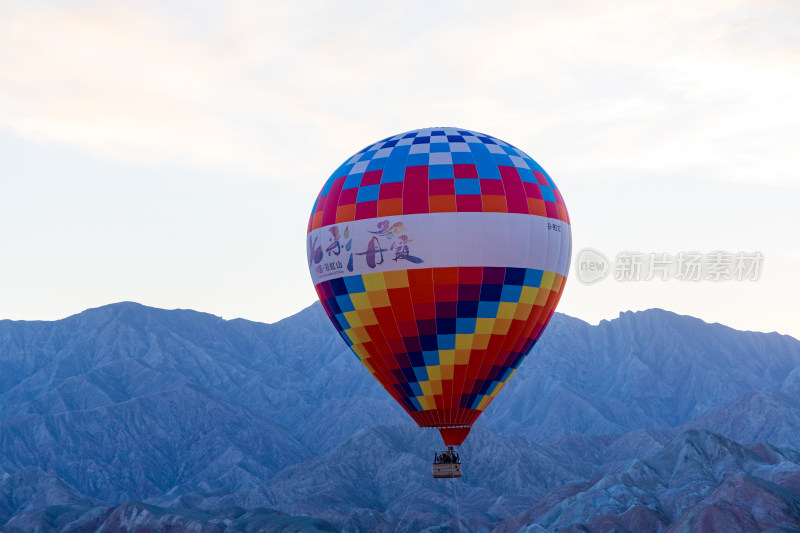 甘肃张掖七彩丹霞景区丹霞地貌彩色丘陵