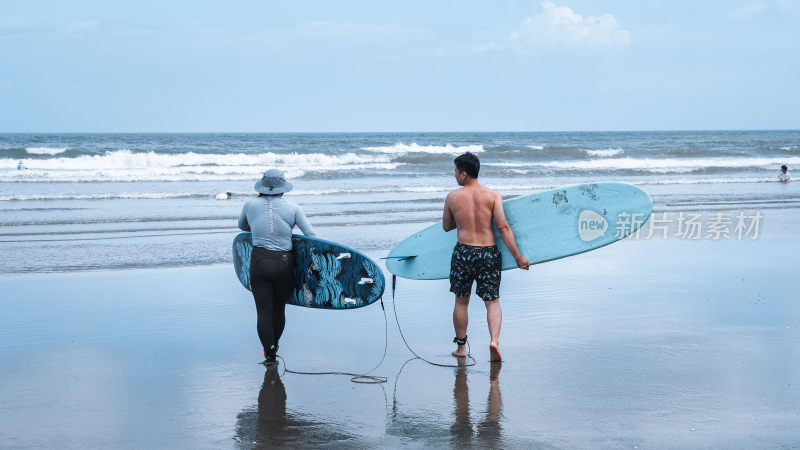 海边滑板冲浪板户外冲浪者