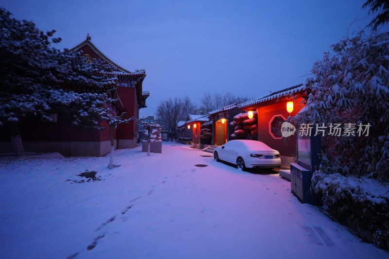 雪后中式古建筑街道景象