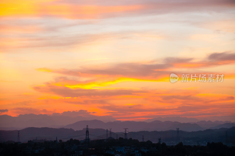 日落余晖下的山峦剪影