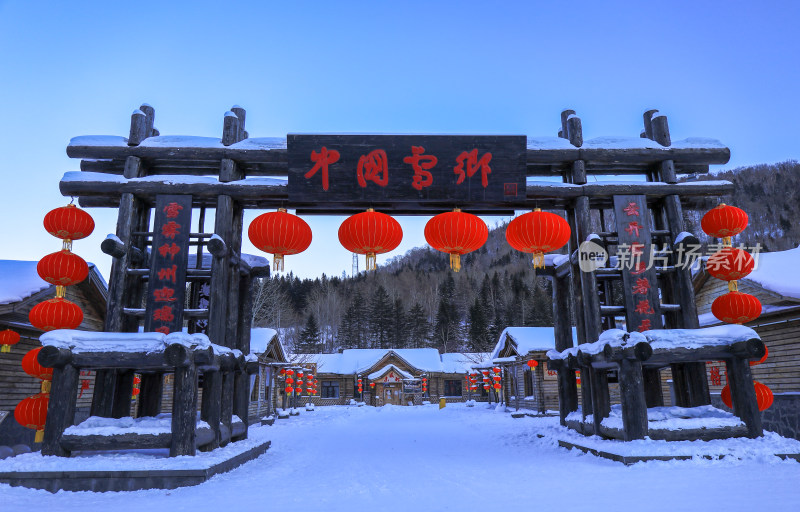 冬天大雪新年挂灯笼村庄