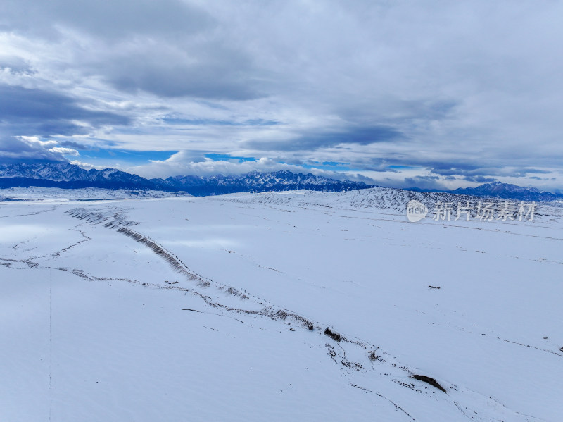 中国新疆阿勒泰冬季雪景茫茫雪原与雪山