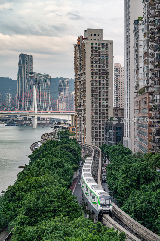 重庆轻轨二号线背景是渝中朝天门来福士